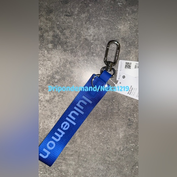Lululemon Never Lost Keychain- Cerulean Blue/White - Picture 4 of 7